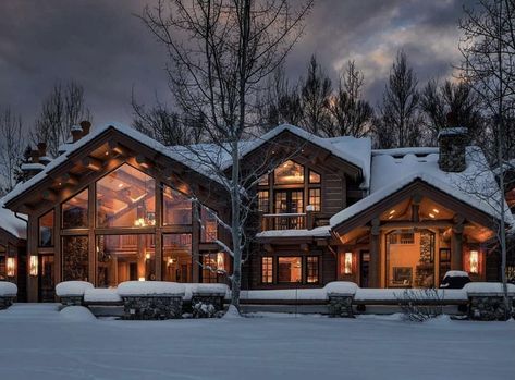 Awesome Luxury Lodge Exterior, Ski Lodge House, Modern Winter Cabin, Lodge Exterior, Winter House Exterior, Cabin Mansion, Winter Lodge, Case In Pietra, Lodge House