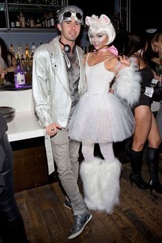 Sarah Hyland dresses up as a cat from The Aristocats for Matthew Morrison's Sixth Annual Halloween Masquerade Ball in Los Angeles on Oct. 25, 2015.   - Cosmopolitan.com 2015 Halloween Costumes, Phineas E Ferb, Popular Halloween Costumes, Best Celebrity Halloween Costumes, Celebrity Halloween, Celebrity Costumes, Best Friend Halloween Costumes, Halloween Costumes For 3, Duo Halloween Costumes