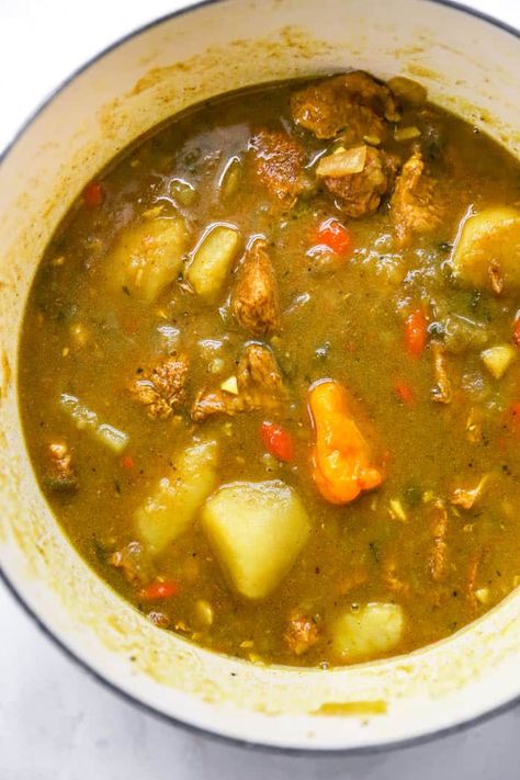 Potatoes Curry, Chicken And Potato Curry, Curry Chicken Recipe, Jamaican Chicken, Jamaican Curry Chicken, Curry Chicken And Rice, Brown Stew Chicken, Hearty Stew, Jamaican Curry