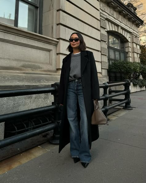 wool coat + gray sweater + wide leg denim Style Désinvolte Chic, Inexpensive Clothes, Europe Outfits, Style Casual Chic, Moda Jeans, Winter Inspo, Paris Outfits, Stockholm Fashion, Mode Inspo