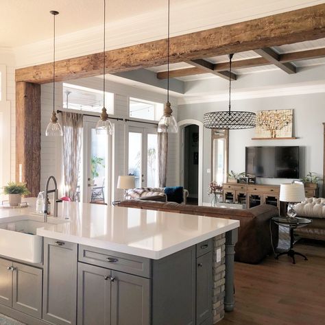 Exposed wood beams framing through way from kitchen to living room...beautiful warm touch accentuating both rooms! 😍 #woodbeams #beams #exposedwood #woodframing Hiasan Dalaman Dapur, Kitchen Open Concept, Kitchen With An Island, Design Interior Modern, Model Dapur, Open Kitchen And Living Room, Cottage Charm, Farmhouse Kitchen Design, Open Concept Kitchen