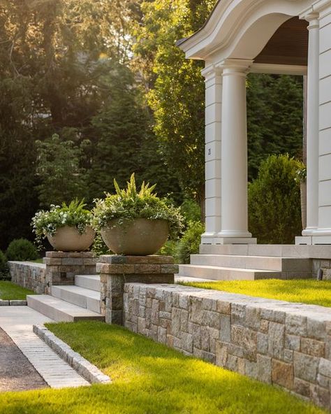 Dan Gordon Landscape Architects on Instagram: "Flanking stone walls with end piers, capped by planters, address the grade change while also celebrating the main entry to this residence. Architect: @catalanoarchitects Landscape Contractor: @rpmarzillilandscape Interior Designer: @lizcaan Photographer: Chris Rucinski #residentialdesign #designinspiration #outdoordesign #exteriordesign #landscapedesign #landscapearchitecture #landscapeinspiration #landscapesofinstagram #instalandscapes #la Stone Walls Garden, Beautiful Entrance, Stone Landscaping, Front Garden Landscape, Landscaping Retaining Walls, Driveway Landscaping, Outdoor Stone, Front Landscaping, Beautiful Patios