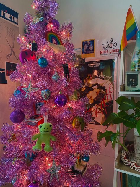 Indie Christmas Aesthetic, Dorm Christmas Tree, Indie Christmas, Y2k Christmas, Nostalgic Christmas, Y2k Mcbling, Playlist Covers, Pink Christmas Tree, Christmas Room