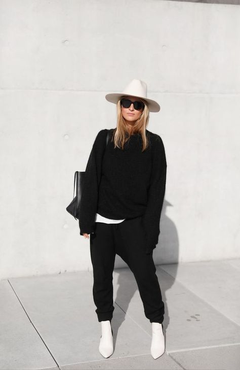 Janessa Leone Hat, Gala Gonzalez, Minimalist Moda, Elegante Y Chic, Emmanuelle Alt, Janessa Leone, Woman In Black, Model Streetstyle, Looks Street Style