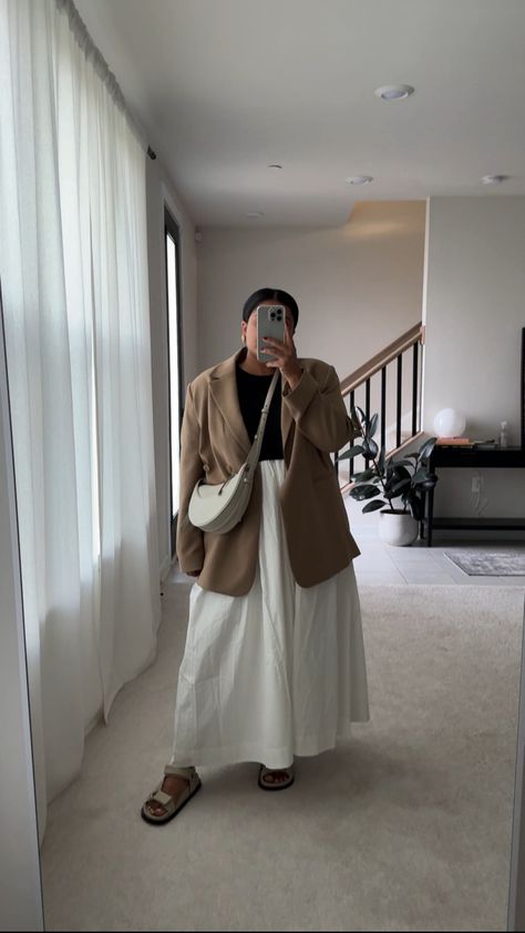 White cotton maxi skirt / beige blazer / polene bag / st agni shoes Minimalist Mid Size Fashion, Maxi Skirt 2024, Plus Size Minimalist Outfits, Recreatable Outfits, Plus Size Modest Outfits, Curvy Style Outfits, Layering Street Style, Worship Outfits, Modest Fashion Christian