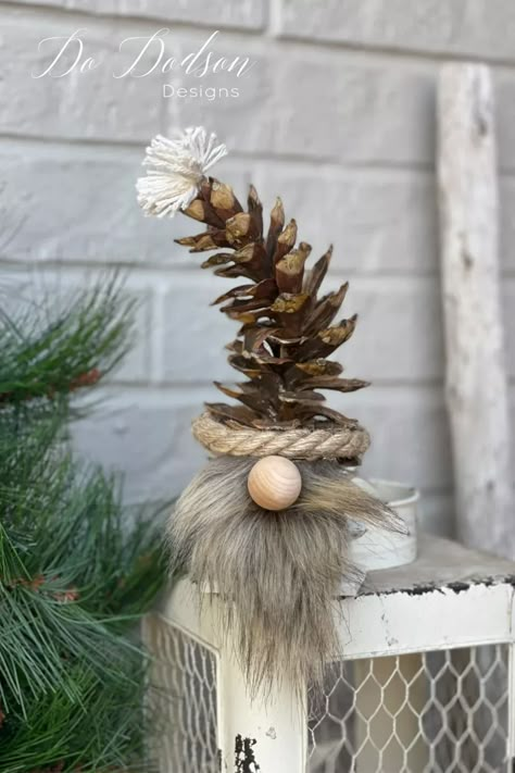 Pine Ornaments, Pinecone Gnomes, Christmas Craft Decor, Gnome Crafts, Pinecone Crafts, Felted Christmas, Diy Pinecone, Gnomes Diy, Craft Decor