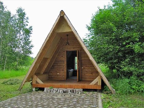 small modern house designs in triangular shape Modern Eco House, Cute Small Houses, Eco House Design, Triangle House, A Frame Cabins, Wooden Cabin, A Frame House Plans, Small Modern Home, Tiny Cabins