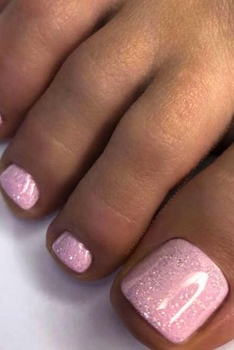 Holiday Toenails Summer, Holiday Toes Nails, Holiday Toe Nails Summer, Sparkle Toe Nails, Light Pink Toe Nails, Pedicure Ideas Summer 2024, Beach Toenails, Holiday Toes, Summer Pedicures