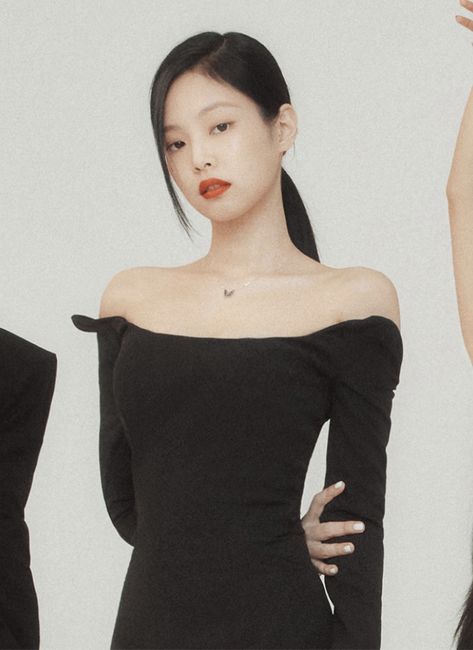 Jennie Shoulders Aesthetic, Back Profile Aesthetic, Jennie Kim Shoulders, 90 Degree Shoulders Aesthetic, How To Get Slim, Daily Makeup Routine, Ruby Jane, Vogue Covers, Korean Aesthetic