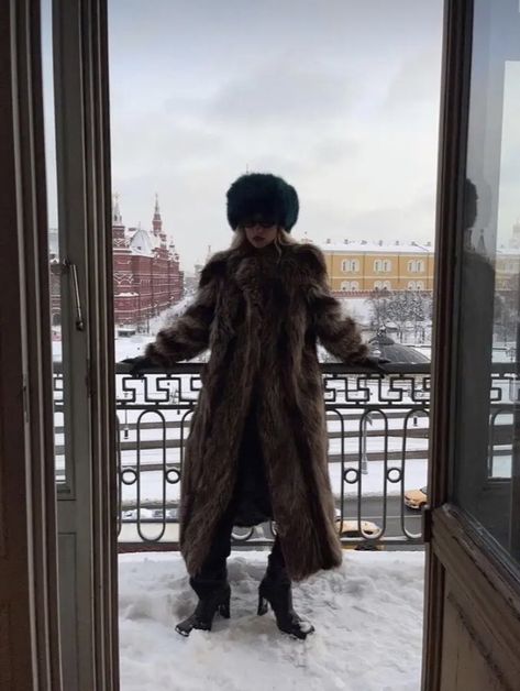 Russian Bimbocore Outfits, Fur Aesthetic, Russian Coat, Russian Winter, Preppy Winter, Winter Fur Coats, Russian Culture, Russian Style, European Women