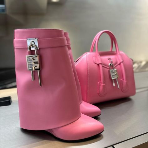 Pink Shark Boots, Pink Boots Outfit, Shark Boots, Givenchy Shark, Givenchy Boots, Pink Shark, Crocs Boots, Pink Fall, Kicks Shoes