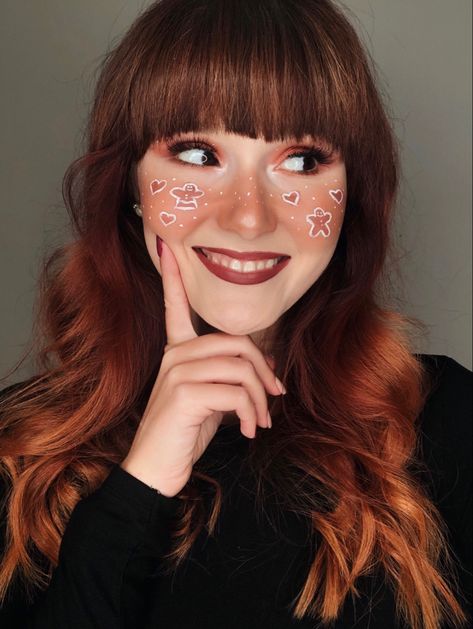 Gingerbread Makeup Look Easy, Cute Christmas Face Paint, Gingerbread Eye Makeup, Creative Eye Makeup Simple, Ginger Bread Makeup, Elf Makeup Christmas, Gingerbread Man Makeup, Gingerbread Makeup, Cookie Makeup