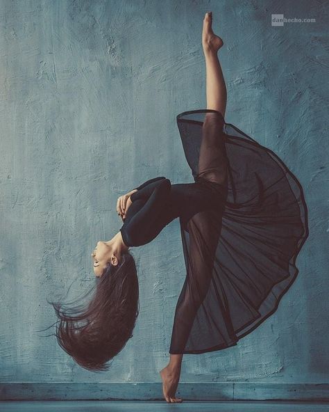 Dance Picture Poses, Dance Photo Shoot, Dancer Photography, Dance Photography Poses, Ballet Poses, Dancing Aesthetic, Foto Tips, Ballet Photography, Yoga Photography