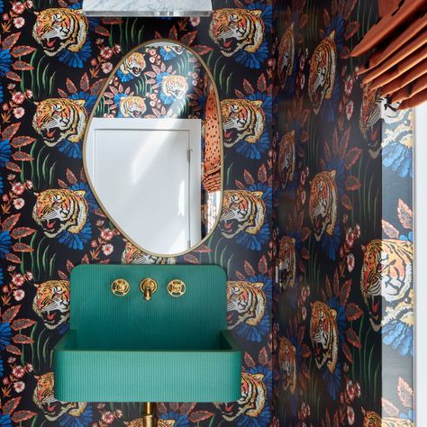 Casa Casuarina, Gucci Wallpaper, Wallpaper Powder Room, Wash Basin Sink, Small Bathroom Inspiration, Concrete Sinks, Beautiful Bathroom Designs, Special Wallpaper, Tiger Wallpaper