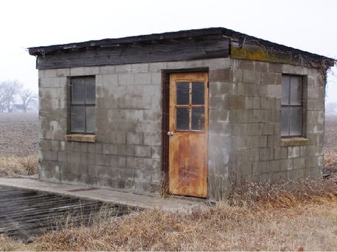 Old West cinder block shed Cinder Block Building Ideas, Cinder Block Shed, Cinderblock House, Cinder Block House, Cinder Blocks Diy, Cement House, Building A Storage Shed, Workshop Shed, Cinder Block Garden