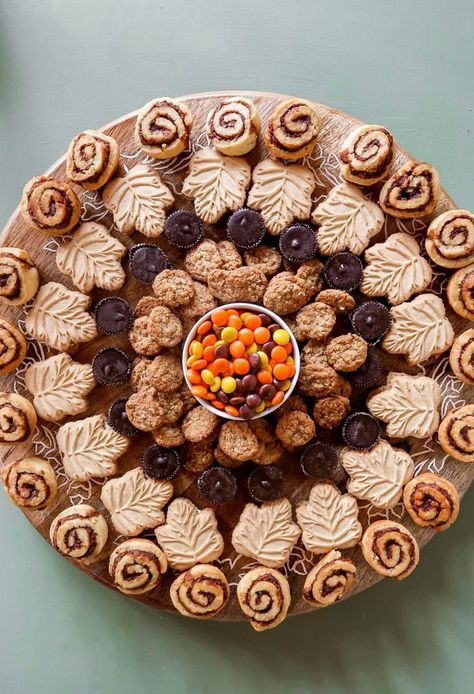 Lazy Susan Fall Dessert Board #falldessertboard #dessertboard #falldessert #lazysusan Fall Dessert Board, Easy Homemade Chili Recipe, Easy Homemade Chili, Maple Leaf Cookies, Homemade Chili Recipe, Mini Cinnamon Rolls, Dessert Board, Charcuterie Board Ideas, Leaf Cookies