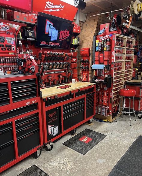 Modern Garage Design, Garage Aesthetic, Milwaukee Tool Box, Garage Workshop Layout, Garage Storage Inspiration, Garage Workshop Plans, Garage Organisation, Farmhouse Garage, Garage Workshop Organization