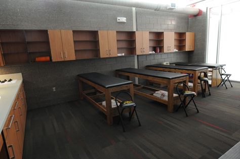 Athletic Training Room Design, Athletic Training Room, Athletic Training Sports Medicine, Recovery Room, Sports Recovery, Fitness Facilities, Sports Health, Athletic Training, Sports Complex