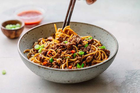 This Minced Pork Noodles stir fry is made with ground pork and cooked in the Hoisin Sauce and Sichuan peppercorn mixture. It tastes better-than-takeout! Pork Rice Noodles, Spicy Minced Pork, Ground Pork Stir Fry Noodles, Ground Pork Noodles Recipe, Minced Pork Recipes, Asian Receipe, Recipes With Hoisin Sauce, Sims Food, Pork Mince Recipes