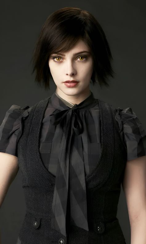 Movie Characters With Black Hair, Alice In Twilight, Alice Cullen New Moon, Alice Cullen Style, Alice Cullen Hair, Alice Cullen Outfits, Alice Twilight, Ashley Green, Twilight Outfits