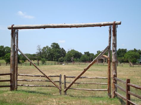 Rustic log gate Cow Gate Ideas, Log Gate, Rustic Gates, Sliding Gate Ideas, Western Village, Door Painting Ideas, Ranch Entrance Ideas, Door Remodel, Entry Organizer