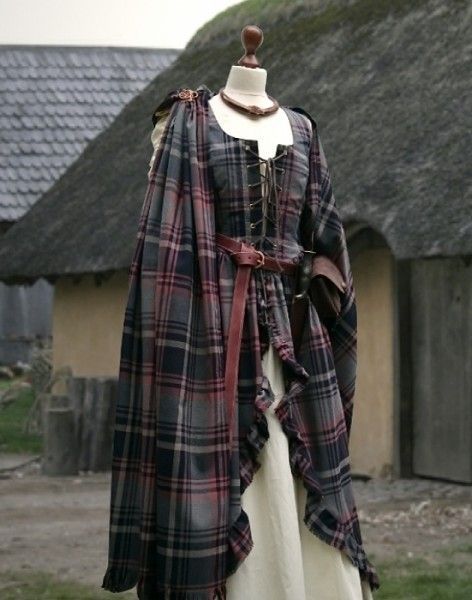 Traditional Scottish Clothing, Scottish Costume, Scottish Dress, Celtic Clothing, Scottish Clothing, Fair Outfits, Scottish Fashion, Medieval Dress, Medieval Fashion