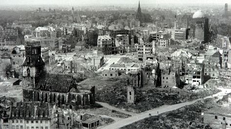 Blick auf die zerstörte Innenstadt von Hannover nach den Bombenangriffen von 1943 Berlin 1945, Powerful Pictures, Cities In Germany, History Photos, Nagasaki, San Andreas, Us History, History Facts, Second World