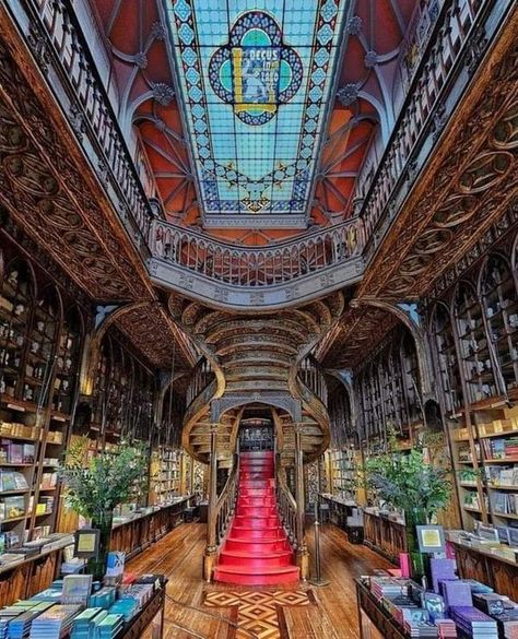 Beautiful Bookstores, Livraria Lello, Neo Gothic Architecture, Old Libraries, Cool Buildings, Book Shops, George R R Martin, Spain Portugal, Grand Staircase