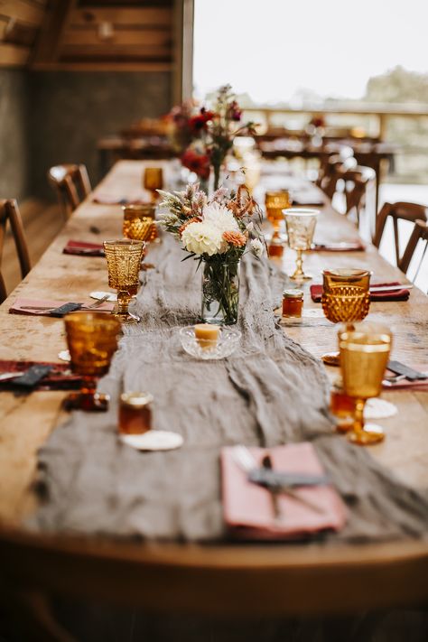 Vintage Colored Glass Wedding, Goblet Wedding Table, Table Centerpiece Ideas Wedding, Mixed Glassware Wedding, Goblets Table Setting, Goblet Table Setting, Stoneware Wedding Table, Amber Table Setting, Mismatched Table Setting Wedding