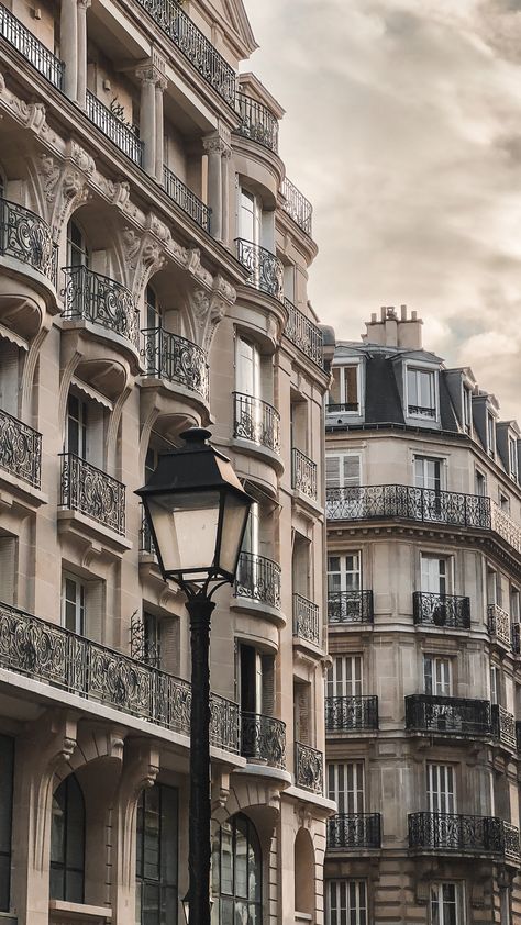 Paris Minimalist Aesthetic, 50s Paris Aesthetic, French Noir Aesthetic, Paris Street Photography, Paris Exterior, Markets Aesthetic, Museums Paris, Parisian Landscape, Hidden Aesthetic