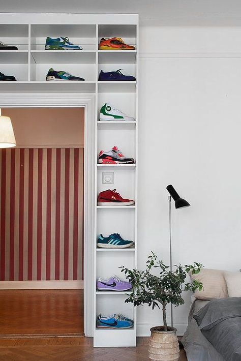 Sneakerhead Display, Sneaker Decor, Hypebeast Bedroom, Kids Shoe Storage, Vinyl Bedroom, Sneakerhead Room, Sneaker Displays, Hypebeast Room, Sneaker Storage