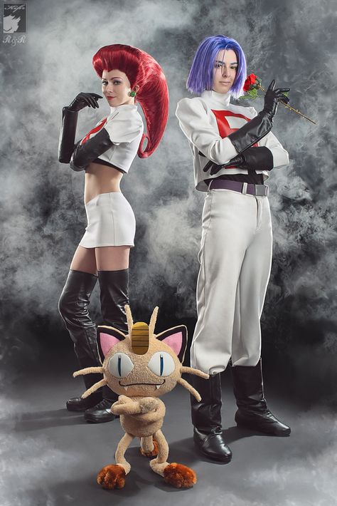 Jessie, James and Meowth Team Rocket Cosplay, Equipe Rocket Pokemon, Cosplay Pokemon, Cosplay Couple, Pokemon Team Rocket, Couples Cosplay, Couple Cosplay, Pokemon Costumes, Bff Halloween Costumes