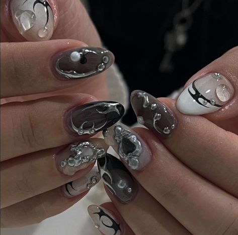 Black Grey And White Nails Art Designs, Black And White Chrome Nails, Black White Silver Nails, Black White And Silver Nails, Acubi Nails, White And Black Nails, Black Silver Nails, Sliver Nails, Grey Nail Art