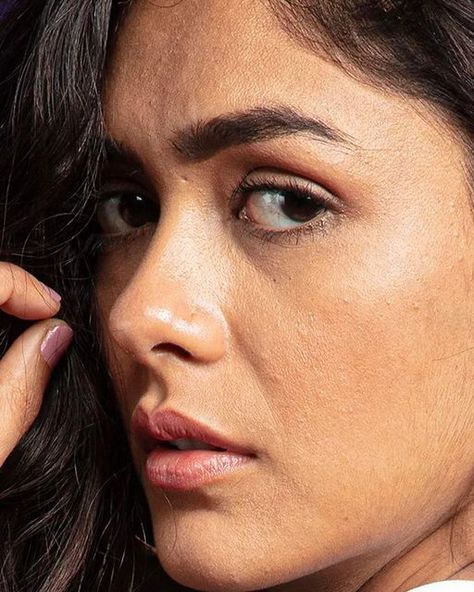 Hd Face, Mrunal Thakur, Beauty Hacks Lips, Actress Without Makeup, Beauty Face Women, Beautiful Dresses Short, Indian Actress Hot Pics, Beautiful Smile Women, Close Up