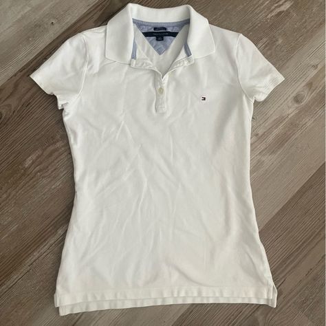 Tommy Hilfiger white polo T-shirt Tommy Hilfiger Polo Women, Polo White Outfit, 2yk Outfits, Swiss School, Tommy Hilfiger Outfits, Outfit Ideaa, Cold Fits, Polo Women, Outfit Formulas