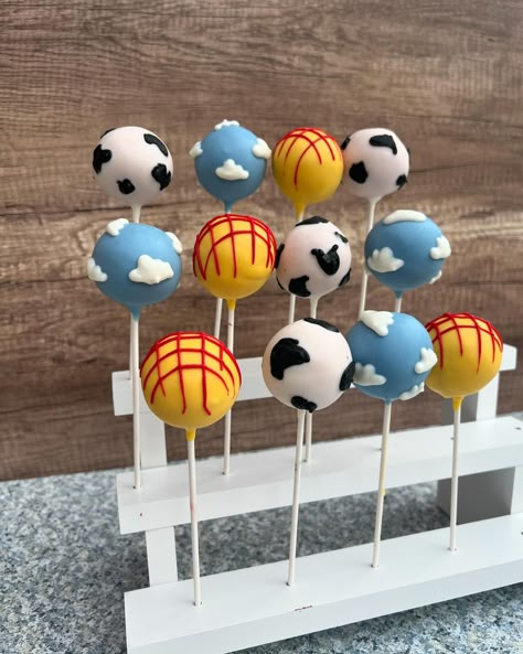 Cake pops for Toy Story theme. #cakepops #paletasdepastel #chocolatediptreats #toystorytreats #cakepopstagram #angiesweetcreations Toy Story 1st Bday, Toy Story 4th Birthday Cake, Toy Story Treat Table, Toy Story Dessert Ideas, Diy Toy Story Cake, Toy Story Chocolate Covered Pretzels, Toy Story Cake Pops, Toy Story Cakesicles, Toy Story Desserts