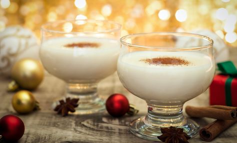 Mama's Thick and Tasty Eggnog Recipe - Paula Deen Low Calorie Holiday Drinks, Southern Holiday Recipes, Chai Recipes, Mexican Hot Chocolate Recipe, Eggnog Dessert, Vegetarian Holiday Recipes, Eggnog Recipe Homemade, Macchiato Recipe, Cozy Recipes