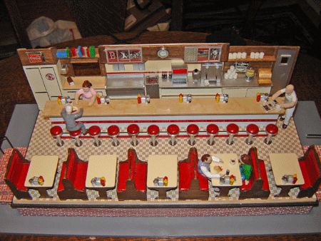 American Dinner Aesthetic, Restaurant Diorama, Smash Guys, Miniature Diner, Miniature Restaurant, Waitress Musical, Diner Booth, Diner Aesthetic, Cafe Display