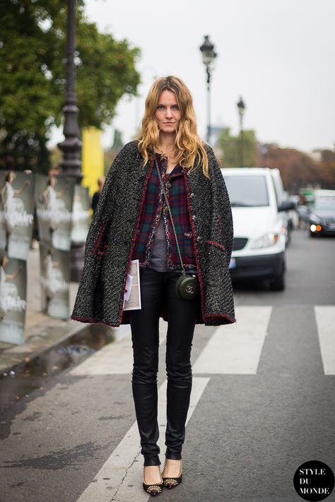 Russian Street Fashion, Reportage Photography, Chanel Tweed, Copenhagen Fashion Week, Looks Street Style, Russian Fashion, Fashion Weeks, Plaid Jacket, Fashion Mode