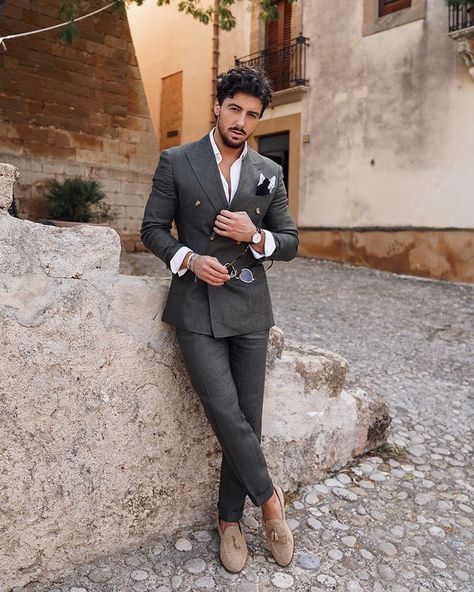 Rowan Row pe Instagram: „A classy day out in beautiful Sicily ~ 🇮🇹 #Gentleman #MensFashion” Church Outfit Men Sunday, Rowan Row, Italian Style Suit, Elegant Men Style, Euro Fashion, Italian Mens Fashion, Suits And Sneakers, Groom Dress Men, Slim Fit Suit Men