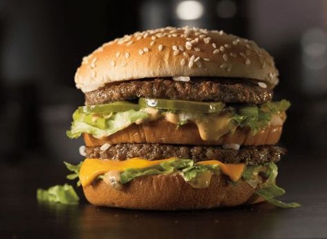 McDonalds big mac Cheeseburger Mcdonalds, Mcdonalds Calories, Burger Sauces Recipe, 1000 Calorie, Mcdonald Menu, Chicken Honey, Franchise Food, Big Burgers, Fast Food Places