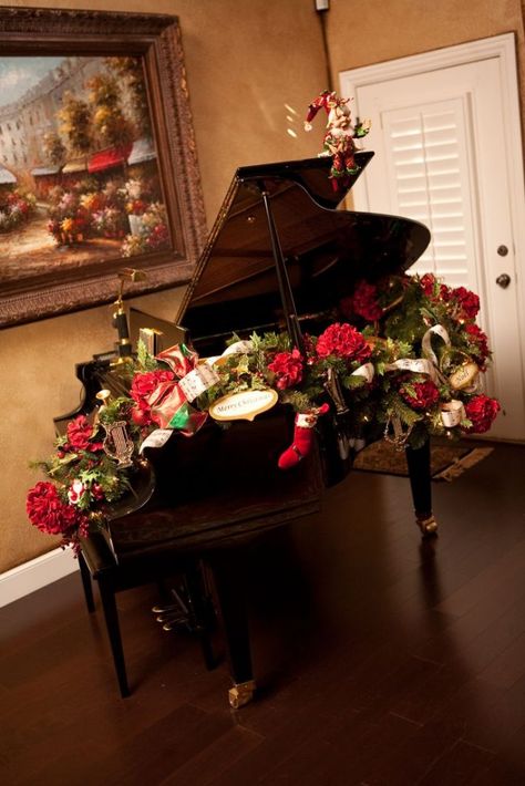 Vintage Christmas Decor 15 Ideas 2023 Piano Christmas Decorations, Grand Piano Christmas Decor, Grand Piano Decor, Piano Christmas, Beautiful Piano, Baby Grand Piano, Piano Decor, Christmas Piano, Christmas Garlands