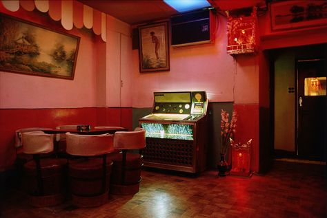 Greg Girard's nocturnal photographs of Hong Kong's Night Life in the 1970s and '80s | Creative Boom Greg Girard, Hong Kong Nightlife, Hong Kong Night, Bar Interior, Photo Story, Neon Lighting, Film Photography, Night Life, The Wall