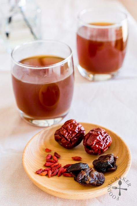 Red Date Longan Tea with Goji Berries Asian Condiments, Tong Sui, Goji Berry Recipes, Chinese Drink, Chinese Herbal Tea, Confinement Food, Herbal Soup, Herbal Drink, Sweet Soup