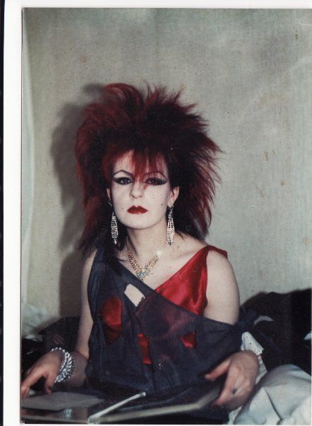 "Carolyn from London" apparently. And she does look like the kind of future care home manager that would eventually settle down and be a nice Carolyn. 80s Goth Fashion, Goth 80s, Trad Goth Outfits, Fem Fashion, Traditional Goth, 80s Rocker, Rocker Hair, Goth Gifts, Goth Stuff