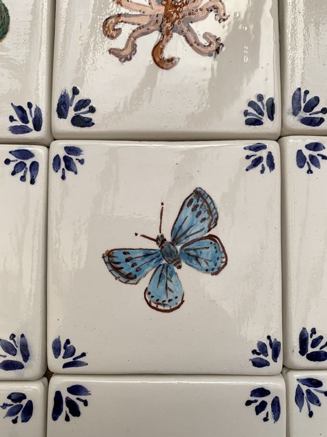 Homemade Ceramic Tiles, Butterfly Ceramic Painting, Flower Kitchen Backsplash, Ceramic Tiles Art, Butterfly Pottery Painting Ideas, Tiles Painting Ideas, Bug Tiles, Tile Painting Art, Ceramic Tile Ideas