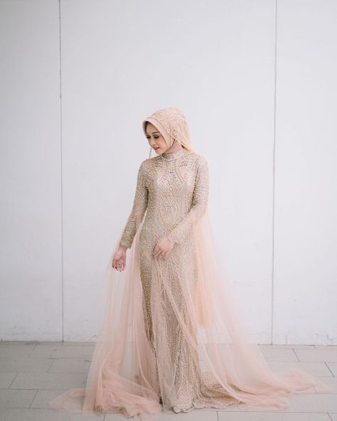 Nikah Ideas, Wedding Dress Hijab, Moodboard Wedding, Muslim Wedding Gown, Model Dress Kebaya, Kebaya Wedding, Hijab Dress Party, Muslimah Wedding Dress, Muslimah Wedding