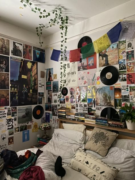 Alt Boy Room, Streetcore Room, Music Style Bedroom, Street Aesthetic Room, Street Bedroom Aesthetic, Bedroom Ideas Skater, Room Ideas Skater, Down Town Girl Aesthetic Room, Bedroom 80s Style