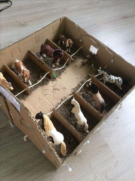 Schleich Horses Stable, Toy Horse Stable, Popsicle Stick Crafts House, Play Horse, Horse Farm Ideas, Diy Horse Barn, Horse Barn Ideas Stables, Toy Barn, Kids Crafting