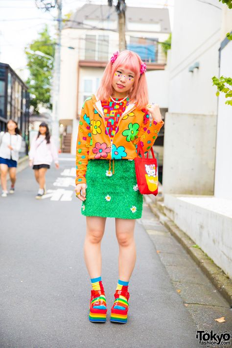 super cute & colorful decora-inspired style ... Sasakure, university student | 15 November 2016 | #Fashion #Harajuku (原宿) #Shibuya (渋谷) #Tokyo (東京) #Japan (日本) Japan Street Fashion, Kidcore Fashion, Decora Fashion, Mode Harajuku, Harajuku Decora, Harajuku Girl, Grunge Pastel, Estilo Harajuku, Colorful Clothes